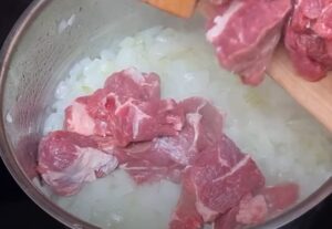 Meso i luk u šerpi, priprema gulaša