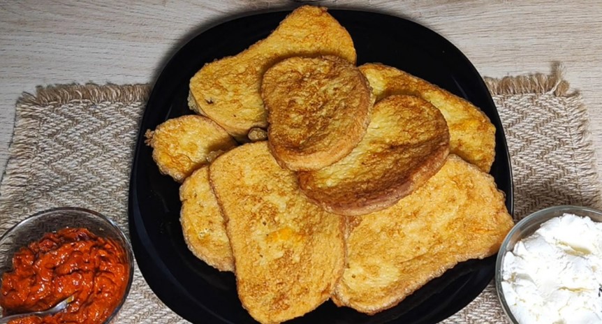 Prženice, ajvar i pavlaka posluženi na stolu