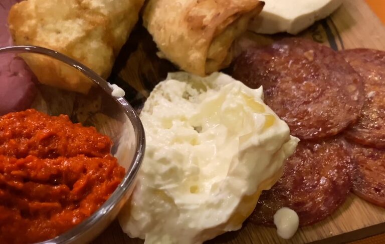 Tradicionalni srpski doručak, ajvar, sir i kobasice