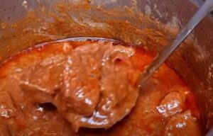 Kuvar kutlačom meša goveđi gulaš