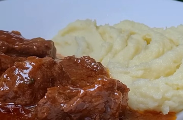 Pire krompir i goveđi gulaš u tanjiru